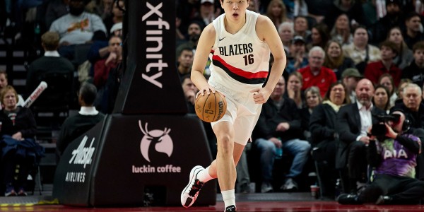 开云网站-差了一点点！杨瀚森持球强攻 但勾手打到篮筐前沿不中