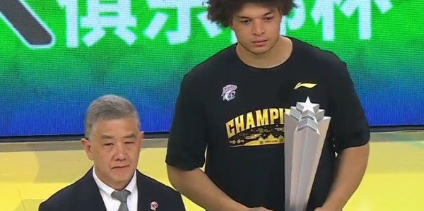 开云下载-洛夫顿当选CBA杯FMVP：23+8狂造20罚 上海男篮官方祝贺