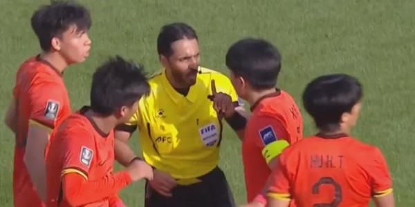 开云线上入口-西亚裁判坑惨中国男足，被踩踏遭无视+连续给黄牌，真的太黑了