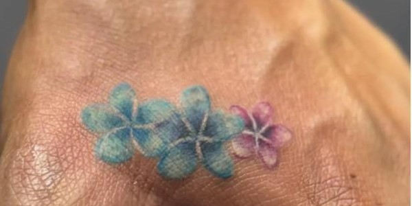 太阳报：桑乔将女友名字纹在了耳后，后者是32岁说唱歌手