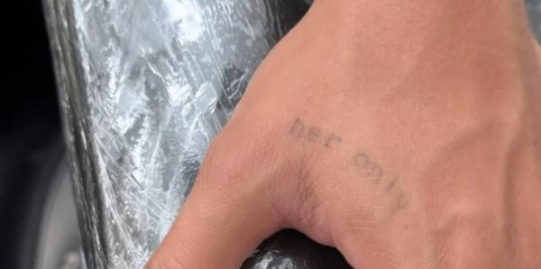 太阳报：桑乔将女友名字纹在了耳后，后者是32岁说唱歌手