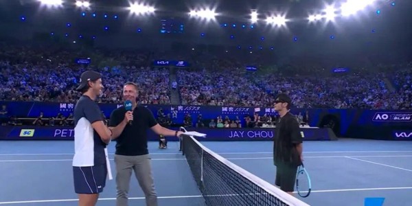 炸！周杰伦今晚打进澳网胜负已分！带着捐出100万澳币的豪气登场