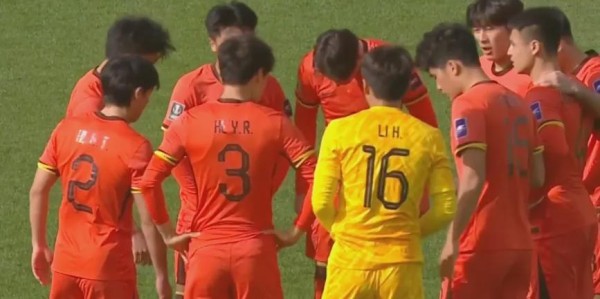 开云线上入口-西亚裁判坑惨中国男足，被踩踏遭无视+连续给黄牌，真的太黑了