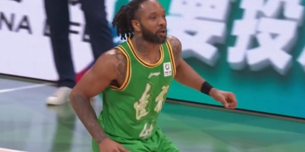 开云登录网址入口-轰33分还是惨败！硬汉也止不住落泪，粤迷评论区落井下石，太讽刺